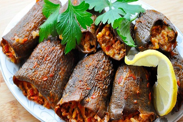Zeytinyağlı kuru patlıcan dolması tarifi