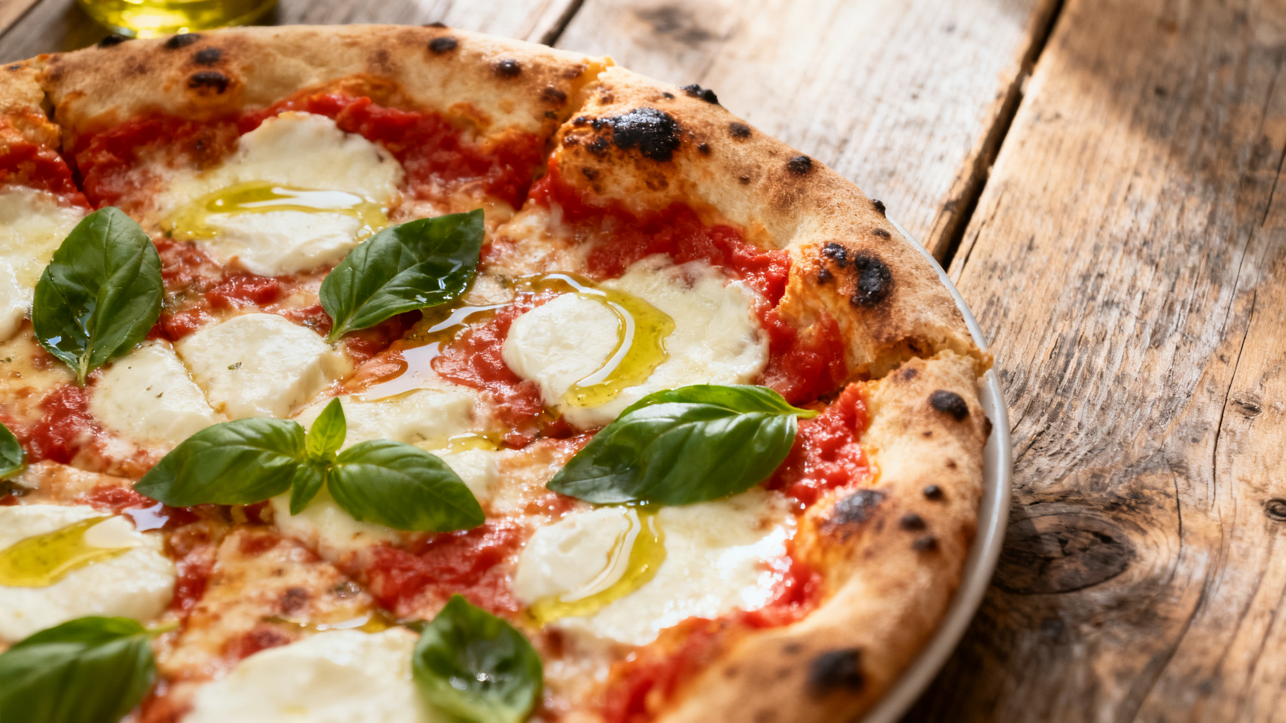 Evde Pizza Tarifi: İtalyan Usulü İncecik Hamur ve Nefis Sos ile