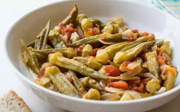 Zeytinyağlı Bamya Tarifi: Sofralarınızı Şenlendirecek Pratik Bir Lezzet