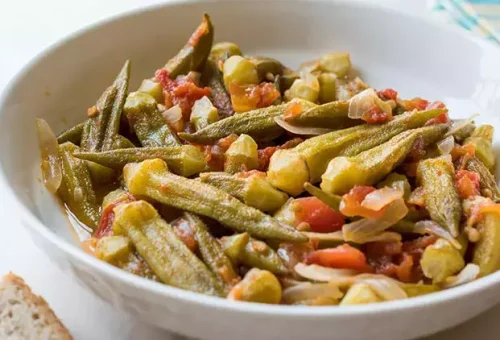 Zeytinyağlı Bamya Tarifi: Sofralarınızı Şenlendirecek Pratik Bir Lezzet