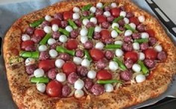 Dana Eti ve Peynirli Pizza