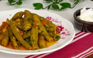 Zeytinyağlı Bakla ile Yaz Sofralarına Lezzet Katın: Pratik Tarifler ve İpuçları