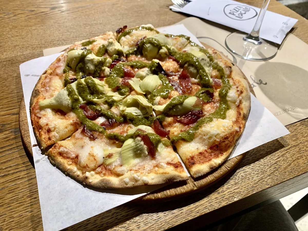 Bayraklı Pizza Locale